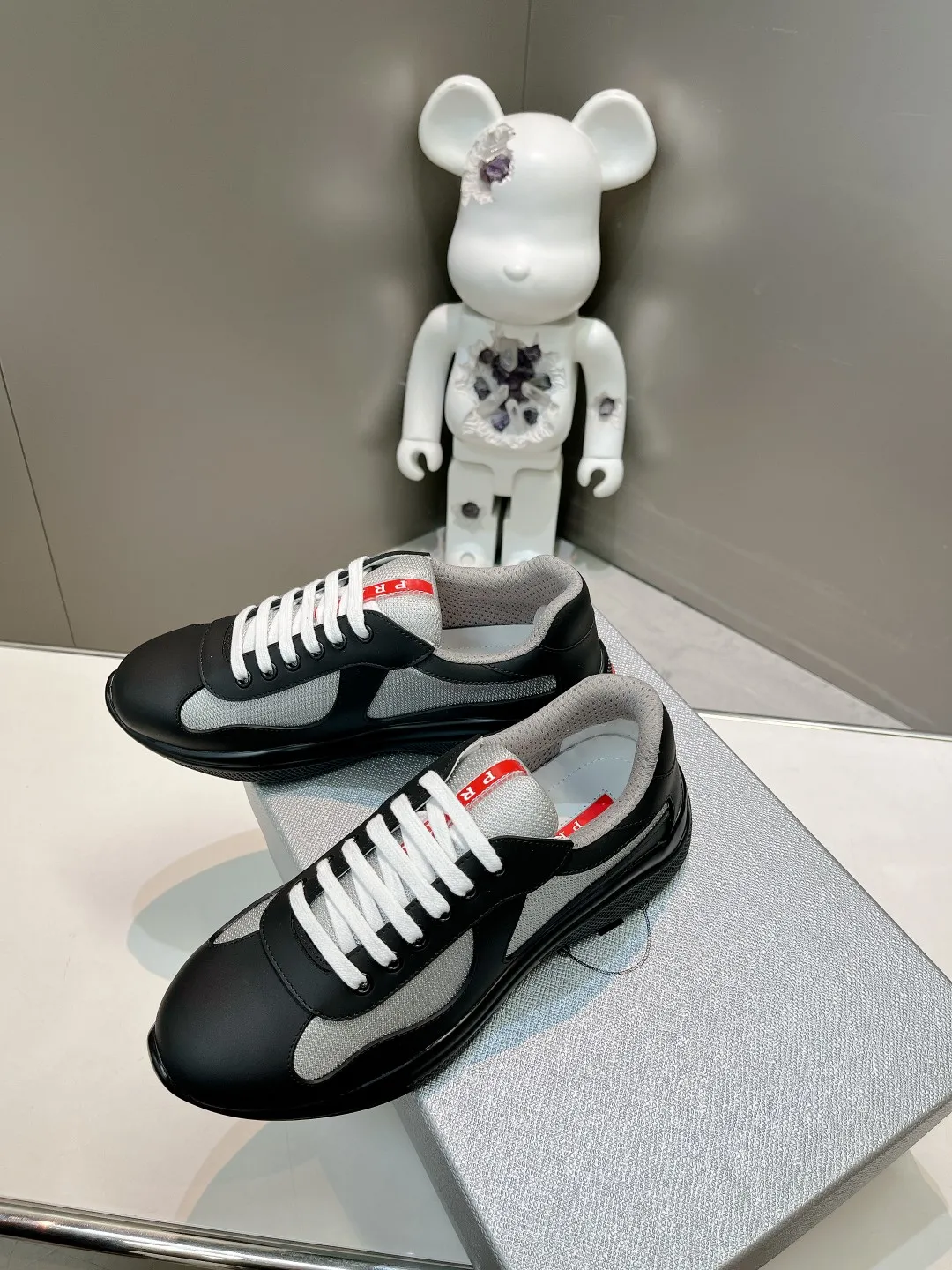 P680👟👟 Prada soft rubber and Bike fabric sports America’sCuP sneakers with Prada style have been redesigned, new fabrics and colors inject a new contemporary spirit into them. Size / 35-44 45 46 can be customized and non-returnable.